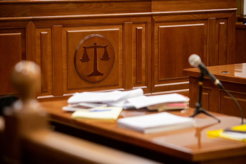 Imagem de um tribunal repleto de processos em cima da mesa ilustrando como a jurimetria pode agilizar os processos e trazer mais sucesso nas ações.